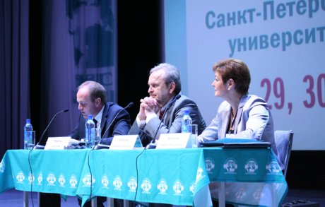 Президиум конференции:  почётный доктор, почётный профессор, член Попечительского совета Санкт-Петербургского государственного университета кино и телевидения председатель компании Albena Technologies (Великобритания) Себастиан Моритц; председатель конференции д.э.н., профессор, заслуженный деятель науки Российской Федерации ректор СПбГУКиТ Александр Дмитриевич Евменов; проректор по научной работе к.т.н. доцент Надежда Феодосьевна Маковий.