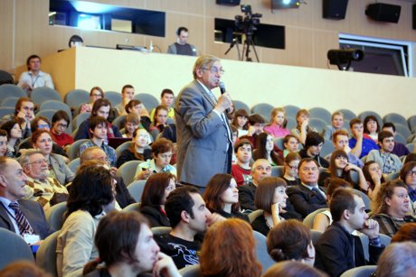 Пленарное заседание: в обсуждении доклада участвует заведующий кафедрой электротехники и технической электроники д.т.н. профессор А.В.Кривошейкин.